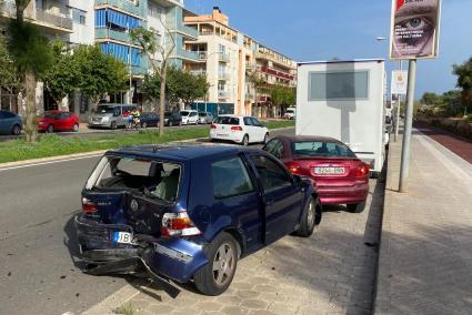 El Volkswagen paró el doble fila y fue golpeado por una furgoneta.