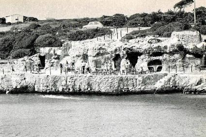 El restaurante Sa Nacra, situado en primera línea de Santandria -aquí en una antigua fotografía- es uno de los negocios que se ve afectado por la modificación del reglamento de Costas.