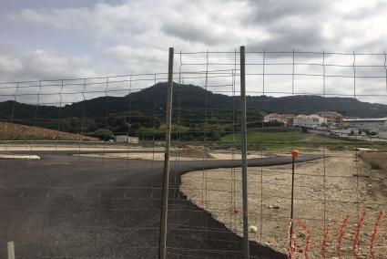 Imagen de uno de los viales de acceso a los terrenos donde se debe construir la nueva escuela de Es Mercadal.