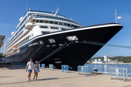 Primera visita del creuer «Azamara Onward» al port de Maó