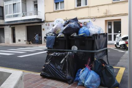 MENORCA. CONFLICTOS LABORALES. La huelga de recogida de basura se mantiene y afecta a Llevant.