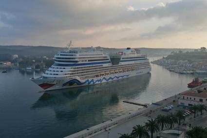 El crucero Aidastella, este miércoles, entrando en el puerto de Maó.