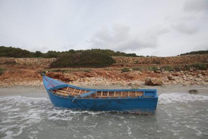 La embarcación de tipo patera aparecida este jueves entre las playas de Sant Tomàs y Binigaus.