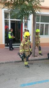 Los bomberos de Ciutadella, en el momento de abandonar el colegio tras el incendio.