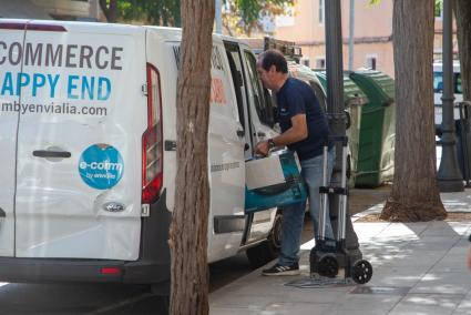 La Policía Nacional recuerda a los transportistas que han de cerrar sus vehículos aunque sea por poco tiempo.    Foto:JOSEP BAGUR