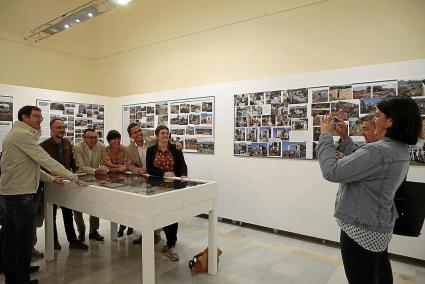 Pons Torres fotografía a 'la futura oposición'. En la exposición sobre los 25 años de la Societat    Martí i Bella, Juana M. Pons Torres fotografió a lo que llamó ‘la futura oposición a partir de mayo’. 