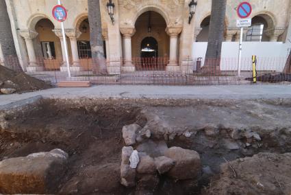 Bajo el asfalto se esconden los restos de algún tipo de muro de una estructura, así como cerámicas.