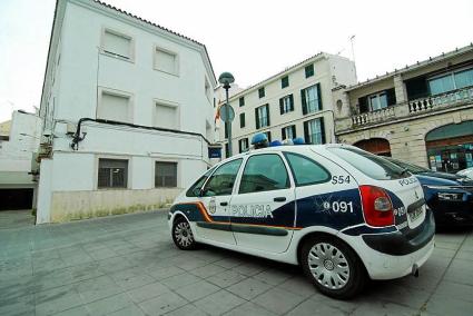 Imagen de archivo de un vehículo de la Policía Nacional enfrente de la comisaría de Maó.