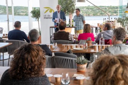 L’associació que presideix Josep M. Quintana va fer un doble acte as Castell i Ciutadella per presentar la collita d’oli d’enguany.