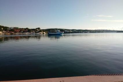 El buque con bandera italiana, ayer, en el puerto de Maó, tras repostar.