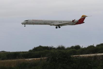 Un avión de Air Nostrum, este miércoles aterrizando en el aeropuerto de Menorca.