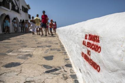 Pintadas contra «el turista maleducado» este verano.