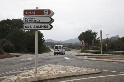 Imagen del cruce que lleva a Cala Tirant y Platges de Fornells, y por el cual se debe hacer el cambio de sentido si se viene de Fornells para acceder a Ses Salines.