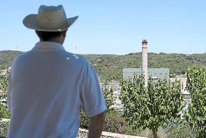 La central térmica de Endesa en el Cós Nou del puerto de Maó.