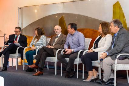 Mesa de ponentes. El editor de «Es Diari», Josep Pons Fraga, presentó a los ponentes. Desde la izquierda: Catalina Pons, presidenta de Fagme; Josep Maria Quintana, presidente de los productores de aceite; Bosco Triay, presidente del Consejo Regulador del