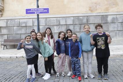 La primera señal ha sido descubierta por el Grupo de Participación Infantil en la plaza de la Constitución.