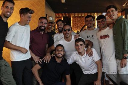 'La Roja' celebra el cumpleaños de Pedri en el exclusivo restaurante de Salt Bae