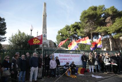 Algunos de los manifestantes concentrados este sábado frente al obelisco de la Esplanada de Maó.