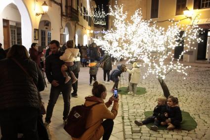 La iluminación navideña se encendió este viernes en Ciutadella