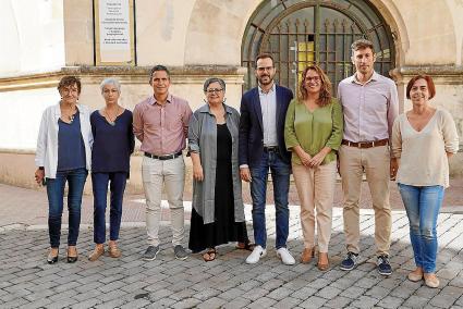 El Consell compra la sede de Correos en Maó. El 28 de octubre, con esta sonriente fotografía institucional, el Consell anuncia que «espera cerrar la compra del edificio por menos de 1,2 millones de euros».