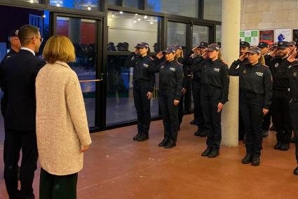 El conseller Miquel Company y la directora gerente de la EBAP, María del Carmen Iglesias, visitaron a los nuevos agentes.