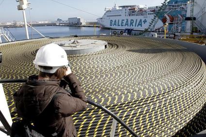 MALLORCA. ENERGIA. Los cables desde la PenÃ­nsula cubrirÃ¡n el 65 % de la demanda de Balears en 2030. Imagen de 2011 correspondiente al tendido del primer enlace elÃ©ctrico entre la PenÃ­nsula y Mallorca.