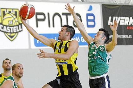 El jugador del Pinta B Es Castell, Eloi Barrasa, penetra a canasta durante un partido