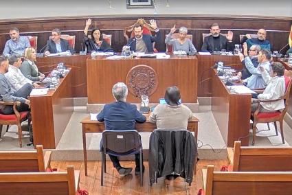 Votación en el pleno de Maó que la tarde del jueves aprobó los presupuestos de 2023.