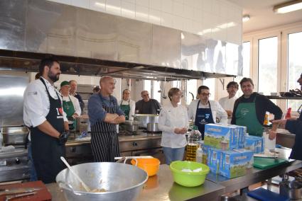 Els cuiners, que han preparat entre d’altres, calamars a la menorquina, i també els alumnes de l’IES Maria Àngels Cardona, que han col·laborat amb les postres