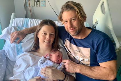 Mason Kerr Onieva, junto a sus padres Diana y Martin.