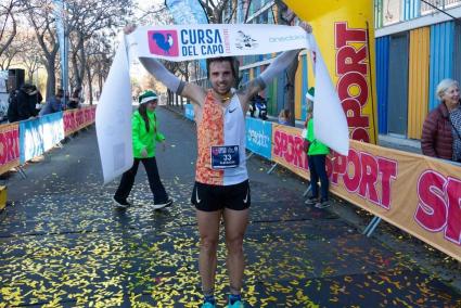 Àlex Urbina, bajo una lluvia de confetti, a su llegada