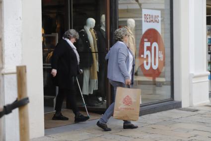 Los escaparates en las principales calles comerciales ya lucen letreros llamativos con los porcentajes de descuento para atraer a la clientela.