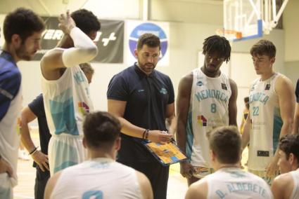 «De momento, no hay nada», ha asegurado en las últimas horas a este diario el entrenador y director deportivo del Hestia Menorca, Javi Zamora