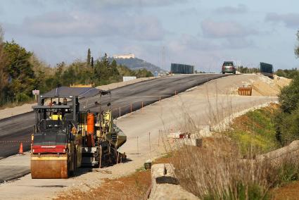 Una máquina trabajando en el margen de la carretera cerca de Alaior