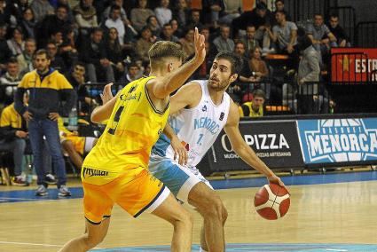 El jugador catalán del Hestia Menorca, Pol Molins, bota el balón ante la defensa de un rival