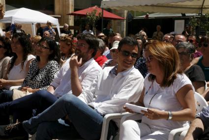 En mayo de 2015, el candidato del PSOE a la presidencia del Gobierno, Pedro Sánchez, habla con la cadidata al Consell, Susana Mora, en el Claustre del Carme de Maó.