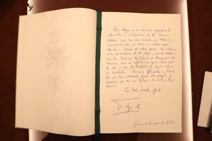 Imagen del escrito de Felipe VI en el libro de honor de la farmacia Llabrés