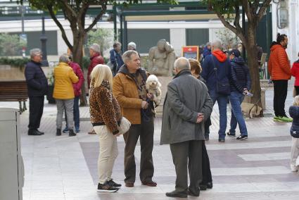 Grupos de personas maduras disfrutando ayer de charla y paseo en Maó.