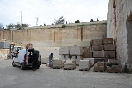 Un operario trabajando el pasado viernes en la cantera de marés de Son Salord, en Ciutadella.