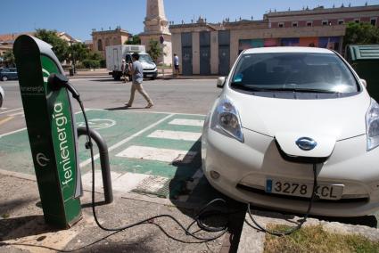 Un turismo eléctrico enchufado en un punto de recarga en la Plaça des Born de Ciutadella.