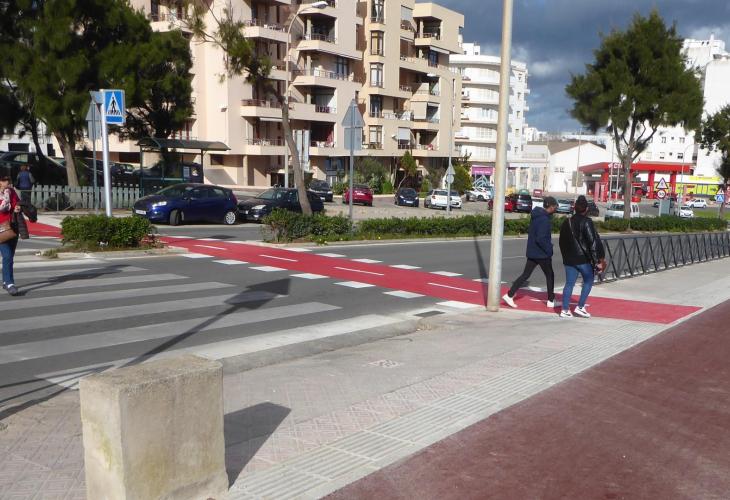 Pasos de peatones y pasos de ciclistas en la Vía Ronda de Mahón