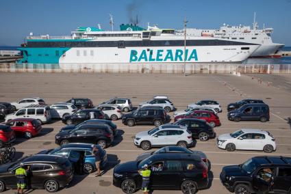 Coches esperando para embarcar en un buque de Baleària en Son Blanc, en una imagen de archivo.