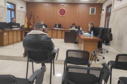 El acusado, esta mañana, durante el juicio celebrado en la Audiencia