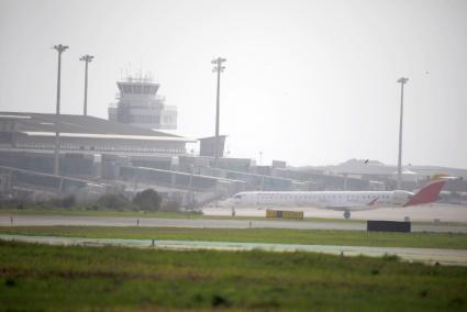 Un avión de Air Nostrum, en el aeropuerto de Menorca