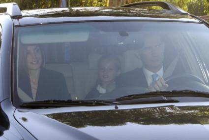 LOS REYES ACOMPAÑAN A SUS HIJAS EN SU PRIMER DÍA DE COLEGIO