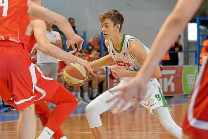 Sagadin, en un partido, botando el balón con la derecha