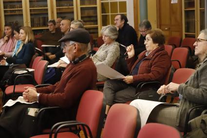 El vecindario, así como el colectivo de empresarios, comerciantes y vendedores ambulantes, asistió a la reunión en el Ateneu