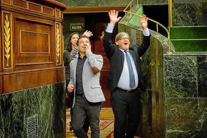 VICENÇ THOMAS, EN MADRID. El presidente del Parlament, Vicenç Thomas, saluda con vehemencia en el Congreso de los Diputados mientras prepara el pleno en el que se debatirá, el miércoles, la Ley Menorca Reserva de Biosfera.