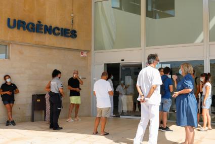 Imagen de archivo de una visita de la consellera de Salud, Patricia Gómez, al centro de salud del Canal Salat de Ciutadella.