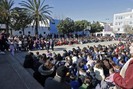 Alumnes de les diferents etapes educatives van participar aquest dilluns matí amb cançons, colors i amollada de coloms